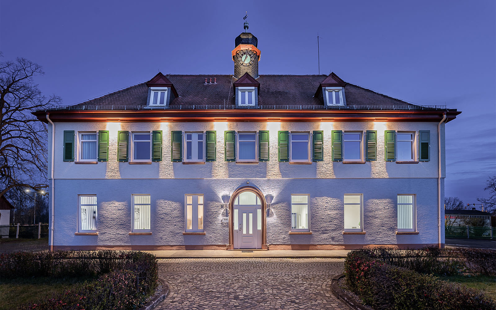 trust-immobilien-aschaffenburg-1600x1000px Frontansicht Firmengebäude Trust Immobilien GmbH in Aschaffenburg in schwarz-weiß